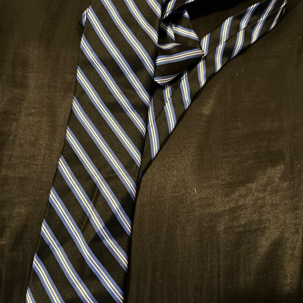Roundtree & Yorke Black and Blue Striped Tie